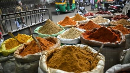 Des épices à vendre sur un marché de Bangalore, en Inde, le 3 décembre 2025