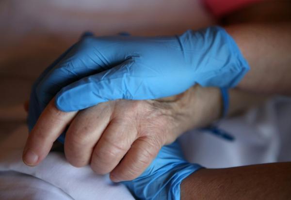 Avant d'accéder ou non à une demande d'aide à mourir, un médecin devra convoquer une réunion avec a minima un spécialiste et un soignant qui donneront leur avis, ont décidé jeudi les députés