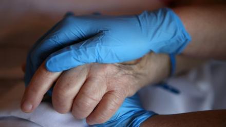 Avant d'accéder ou non à une demande d'aide à mourir, un médecin devra convoquer une réunion avec a minima un spécialiste et un soignant qui donneront leur avis, ont décidé jeudi les députés
