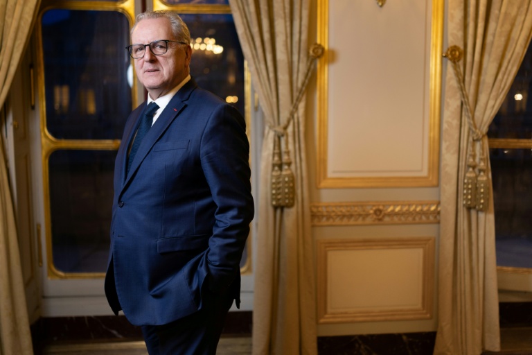 Le président du Conseil constitutionnel Richard Ferrand pose dans son bureau à Paris le 19 janvier 2026