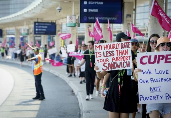 Des grévistes d'Air Canada au Pearson International Airport de Toronto le 16 août 2025
