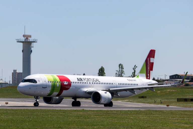 Un avion de la compagnie aérienne TAP Air Portugal sur le tarmac de l'aéroport Humberto Delgado à Lisbonne, le 2 avril 2026