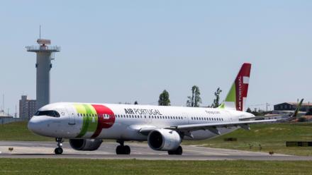 Un avion de la compagnie aérienne TAP Air Portugal sur le tarmac de l'aéroport Humberto Delgado à Lisbonne, le 2 avril 2026
