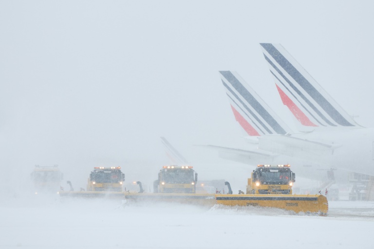 Des avions Air France à Orly, le 7 janvier 2026 au moment où une quarantaine de vols sont annulés du fait des chutes de neige causées par une vague de froid