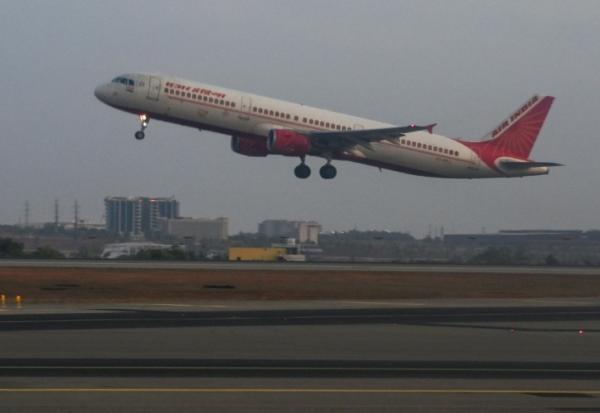 Un avion de la compagnie Air India décolle de l'aéroport de Bangalore, le 12 avril 2024 en Inde