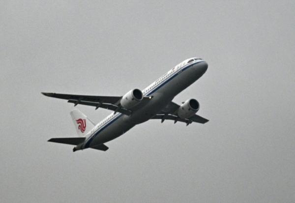 L'avion chinois Comac C919 dans le ciel de l'aéroport de Pékin,  le 12 août 2026