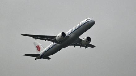 L'avion chinois Comac C919 dans le ciel de l'aéroport de Pékin,  le 12 août 2026