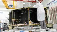 Un ingénieur à l'oeuvre pour le satellite Plato pour l'ESA à Cannes, dan sle sud de la France, le 23 septembre 2024