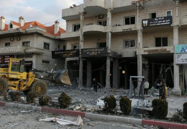 Les bureaux de la société Al-Qard al-Hassan, liée au Hezbollah, après une frappe aérienne israélienne, le 2 mars 2026, à Tyre au Liban