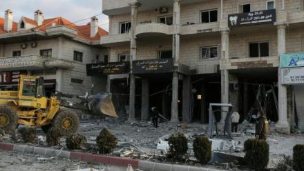 Les bureaux de la société Al-Qard al-Hassan, liée au Hezbollah, après une frappe aérienne israélienne, le 2 mars 2026, à Tyre au Liban