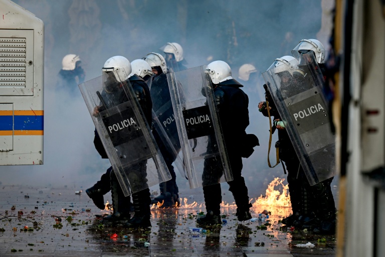 Des policiers interviennent lors d’une manifestation à Tirana, le 18 octobre 2026 en Albanie