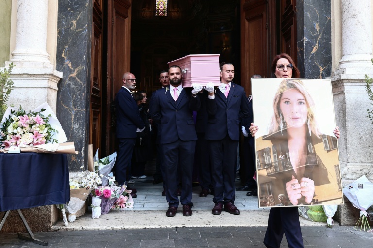 Un portrait de Loana et le cercueil transportant son corps lors de ses obsèques le 10 avril 2026, à Nice dans les Alpes-Maritimes