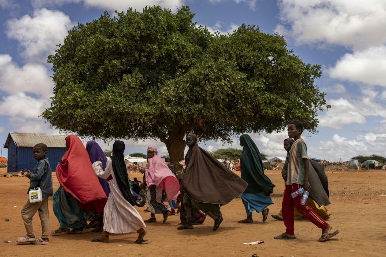 Des enfants sur le chemin de l'école près d'un camp de déplacés en Somalie qui subit une sécheresse prolongée, le 21 avril 2026