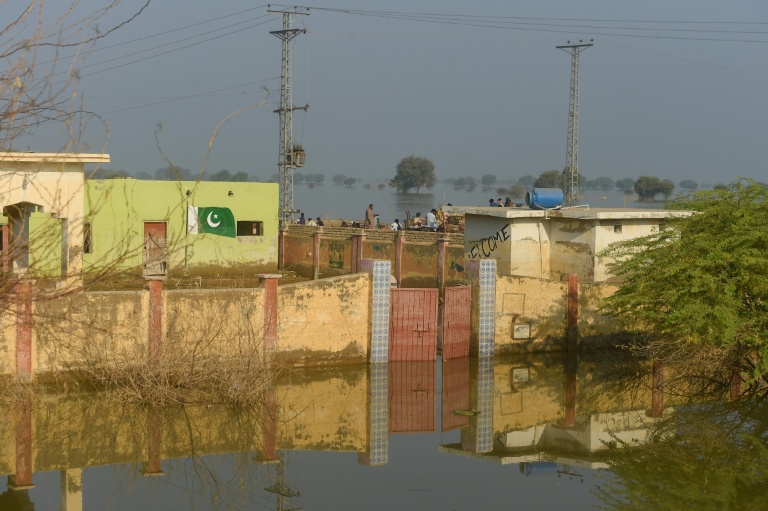 Une école inondée dans la zone sinistrée de Chandan Mori, dans le district de Sindh, au Pakistan, le 28 octobre 2022