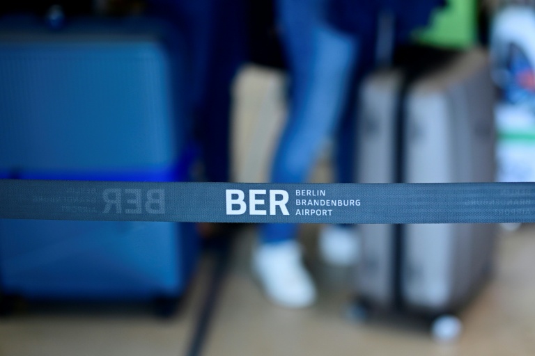 Cordon portant le logo de l'aéroport Berlin-Brandebourg, le 20 septembre 2025 à Schoenefeld, au sud-est de la capitale allemande