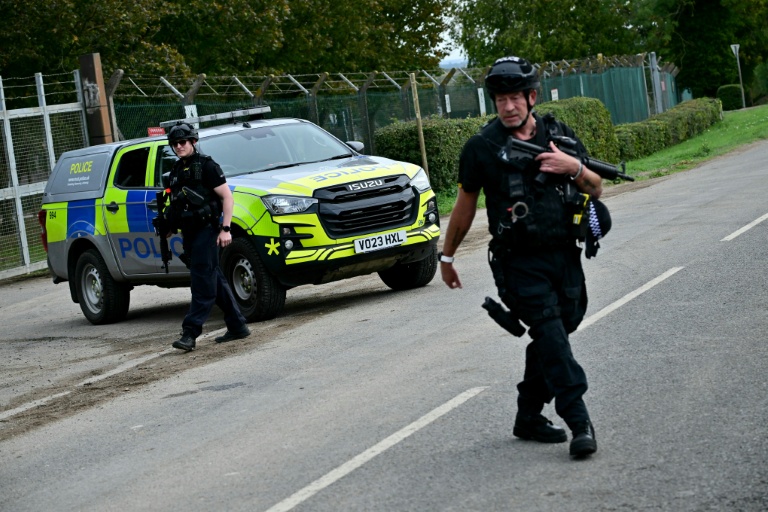 Des policiers armés devant la base de la RAF à Fairford, le 28 septembre 2026, dans le sud-ouest de l'Angleterre, au lendemain de l'intervention de la police antiterroriste britannique