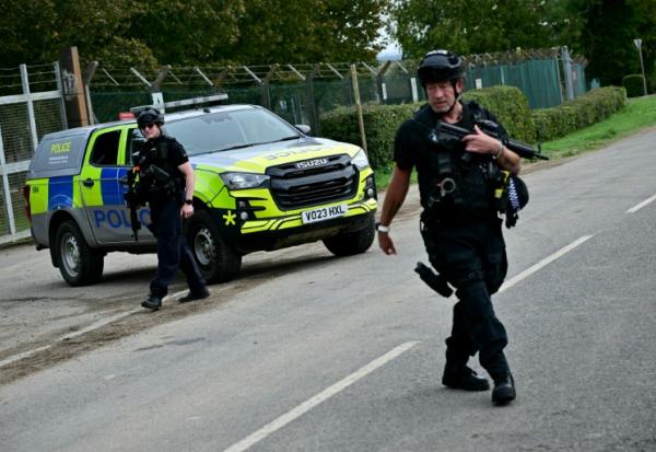 Des policiers armés devant la base de la RAF à Fairford, le 28 septembre 2026, dans le sud-ouest de l'Angleterre, au lendemain de l'intervention de la police antiterroriste britannique