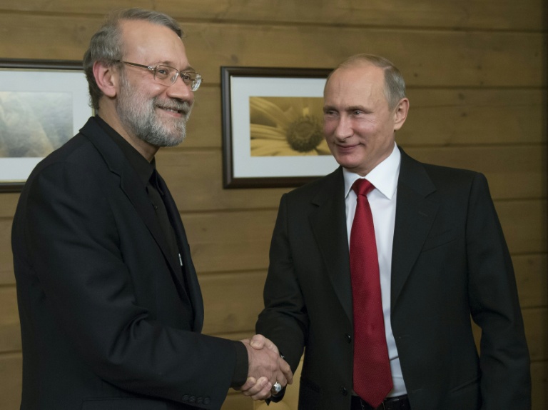 Le président russe Vladimir Poutine et  Ali Larijani, alors président du parlement iranien, lors d'une rencontre à Sotchi, le 22 octobre 2015