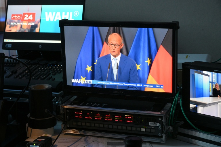 Un écran de télévision montre le chancelier allemand et chef de l’Union chrétienne-démocrate (CDU) Friedrich Merz faisant une déclaration à Berlin, le 20 septembre 2026