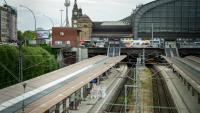 Des membres de la police scientifique sur le quai de la gare centrale de Hambourg, où au moins 12 personnes ont été blessées lors d'une attaque au couteau, le 23 mai 2025 en Allemagne
