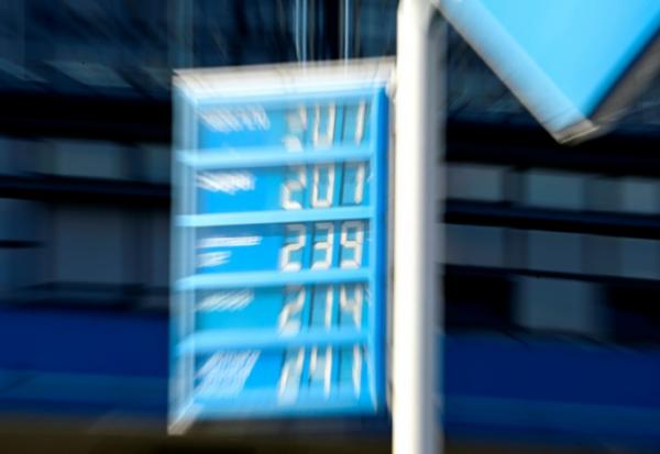 Les prix d'essence affichés dans une station service à Berlin le 11 mars