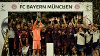 Le gardien et capitaine du Bayern Munich Manuel Neuer soulève le trophée de la supercoupe d'Allemagne remporté face au Borussia Dortmund (2-1) le 22 août 2026 à Dortmund