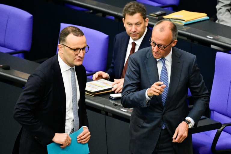 Le chancelier allemand Friedrich Merz (D) et le chef des députés conservateurs allemands, Jens Spahn (G), le 11 juin  2026 au Bundestag à Berlin