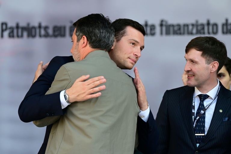 Le président du Rassemblement National Jordan Bardella salue le vice-président du gouvernement de coalition italien Matteo Salvini, à Milan en Italie le 18 avril 2026
