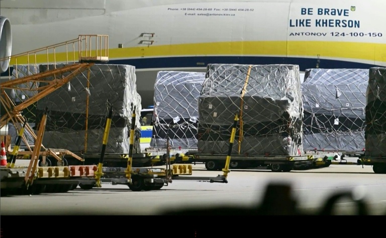 Des palettes de fret à proximité d'un Antonov ukrainien, à l'aéroport allemand de Leipzig-Halle, le 5 août 2026 (extrait d'une vidéo de News5)