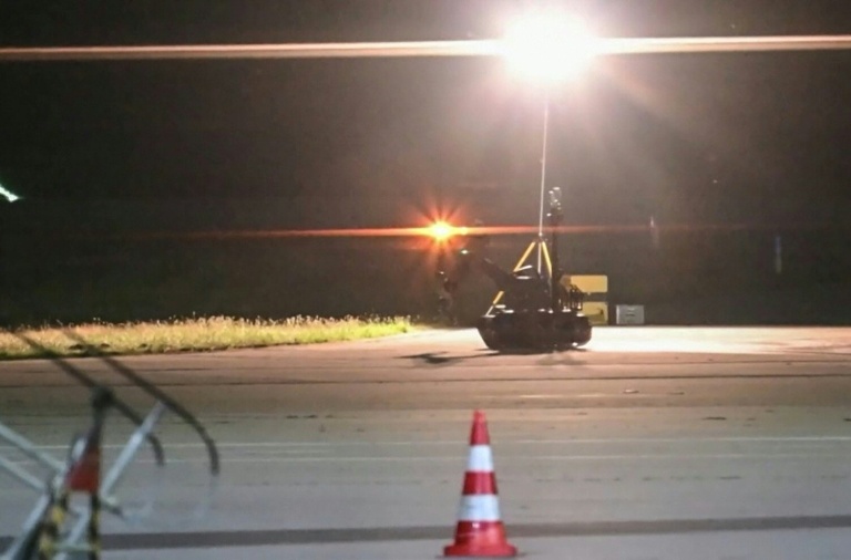 Un robot démineur intervient à l'aéroport allemand de Leipzig-Halle, le 5 août 2026 (extrait d'une vidéo de News5)