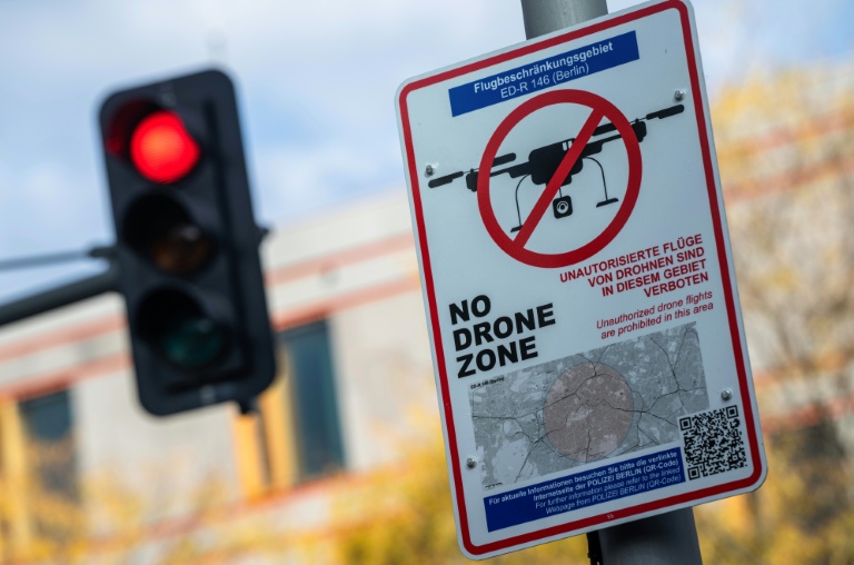 D'autres aéroports européens, au Danemark, en Norvège et en Pologne, ont récemment suspendu des vols en raison de la présence de drones non identifiés