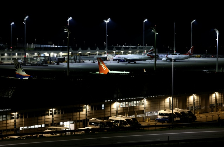 Un avion de la compagnie aérienne EasyJet parmi d'autres immobilisés à l'aéroport international de Munich, dans le sud de l'Allemagne, tôt le matin du 4 octobre 2025
