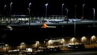 Un avion de la compagnie aérienne EasyJet parmi d'autres immobilisés à l'aéroport international de Munich, dans le sud de l'Allemagne, tôt le matin du 4 octobre 2025