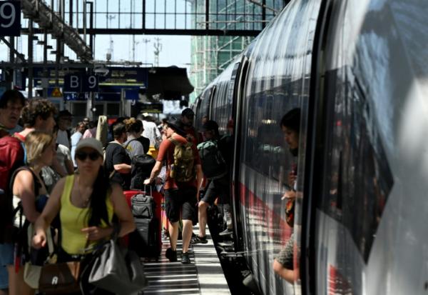 Des voyageurs montent à bord d'un train ICE de Deutsche Bahn à la gare centrale de Francfort, le 24 juin 2026