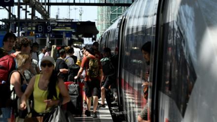 Des voyageurs montent à bord d'un train ICE de Deutsche Bahn à la gare centrale de Francfort, le 24 juin 2026