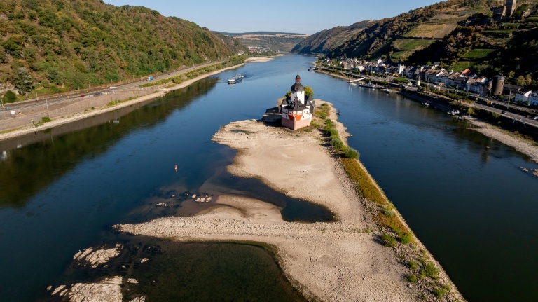 Photo prise le 14 août 2026 par un drone montrant le château de Pfalzgrafenstein sur ue île dans le lit asséché du Rhin à Kaub, dans l'ouest de l'Allemagne