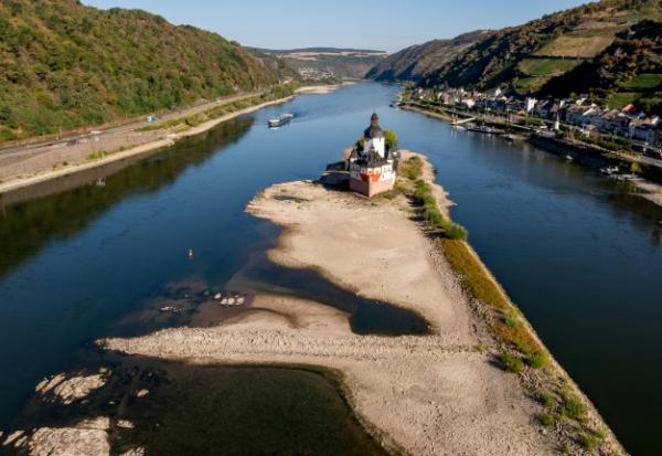Photo prise le 14 août 2026 par un drone montrant le château de Pfalzgrafenstein sur ue île dans le lit asséché du Rhin à Kaub, dans l'ouest de l'Allemagne