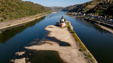 Photo prise le 14 août 2026 par un drone montrant le château de Pfalzgrafenstein sur ue île dans le lit asséché du Rhin à Kaub, dans l'ouest de l'Allemagne