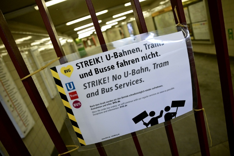 Une affiche annonce une grève générale des transports publics à l'entrée de la station de métro Alexanderplatz à Berlin, le 2 février 2026