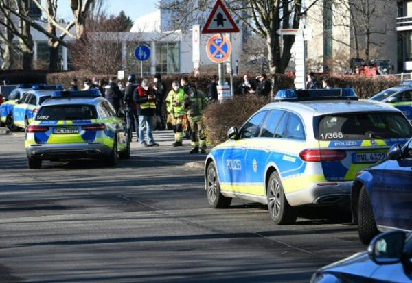 Police et secours devant l'université après une attaque à Heidelberg, dans le sud de l'Allemagne, le 24 janvier 2022