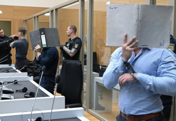 (g-d) Trois ressortissants Ukrainiens, Daniil B., Vladyslav T. et Yevhen B., poursuivis pour avoir aidé les services secrets russes à des fins de sabotages à l'explosif, attendent leur verdict au tribunal régional de Stuttgart-Stammheim, dans le sud de l'Allemagne, le 18 août 2026