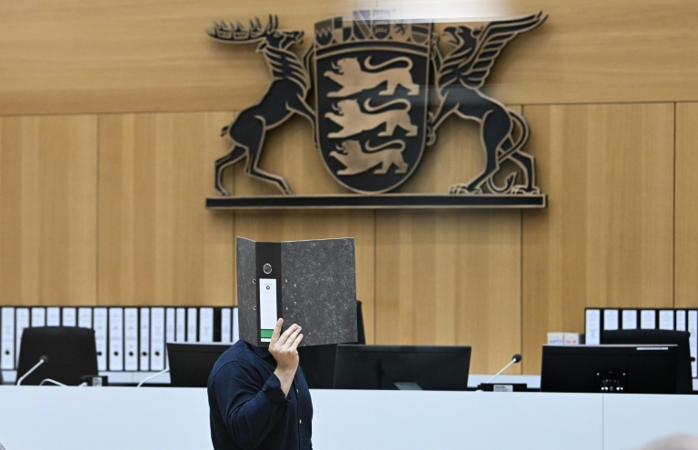 Vladyslav T., l'un des trois Ukrainiens poursuivis pour avoir aidé les services secrets russes à des fins de sabotages à l'explosif, attend le verdict au tribunal de Stuttgart, le 18 aodût 2026 dans le sud de l'Allemagne