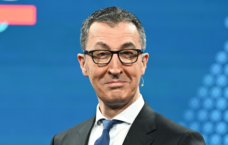 Cem Özdemir, chef de file des Verts, sourit avant le début d'un débat télévisé à Stuttgart, dans le sud de l’Allemagne, le 24 février 2026