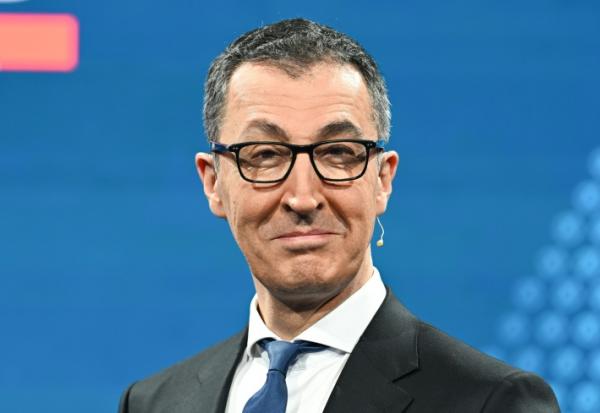 Cem Özdemir, chef de file des Verts, sourit avant le début d'un débat télévisé à Stuttgart, dans le sud de l’Allemagne, le 24 février 2026