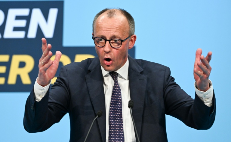 Le chancelier allemand et chef de l'Union chrétienne-démocrate (CDU) Friedrich Merz s'adresse au public lors d'un meeting de campagne électorale à Stockach, dans le sud de l'Allemagne, le 6 mars 2026