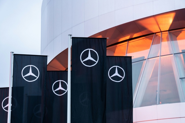 Le logo de Mercedes-Benz est visible sur des drapeaux devant le musée Mercedes-Benz de Stuttgart, en Allemagne, le 29 janvier 2026