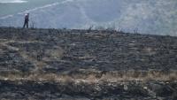 Un homme marche sur ses terres brûlées après un incendie de forêt ayant fait au moins 12 morts, à Alfaix, dans la province d'Almería, le 11 juillet 2026