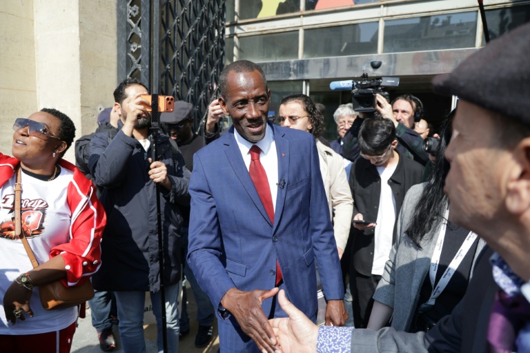 Le maire LFI de Saint-Denis, Bally Bagayoko (c), salue des partisans à l'issue de la première séance du nouveau conseil municipal de Saint-Denis, le 21 mars 2026 en Seine-Saint-Denis