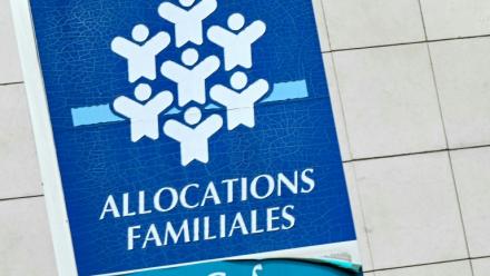 La majoration des allocations familiales n'interviendra plus aux 14 ans de l'enfant, mais aux 18 ans, soit un manque à gagner pouvant atteindre 900 euros par an pour les familles concernées, en vertu d'une mesure qui entre en vigueur dimanche