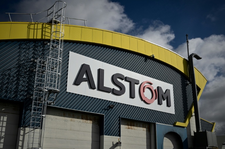 Le logo Alstom, photographié sur l'usine du constructeur ferroviaire à La Rochelle, le 17 avril 2026
